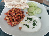 Pois chiches rôtis à l'air fryer, pain pita et sauce au yaourt (végétarien)