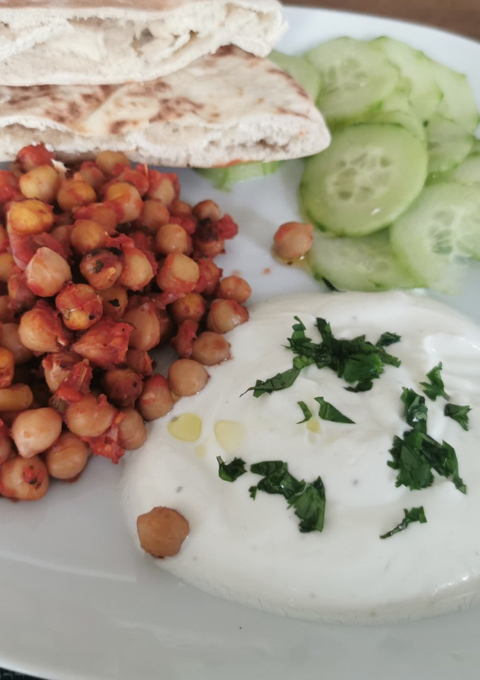 Une photo de Pois chiches rôtis à l'air fryer, pain pita et sauce au yaourt (végétarien)