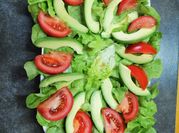 Una foto de ensalada rica