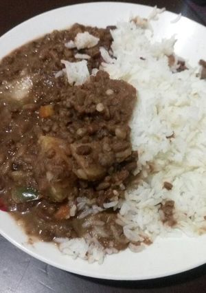 A picture of Western ndengu stew with rice.