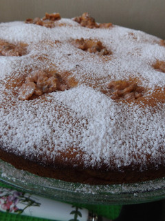 Una foto de Bizcocho de praliné de fresa y ruibarbo con chocolate blanco