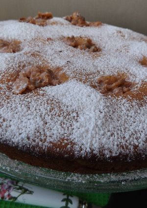 Una foto de Bizcocho de praliné de fresa y ruibarbo con chocolate blanco