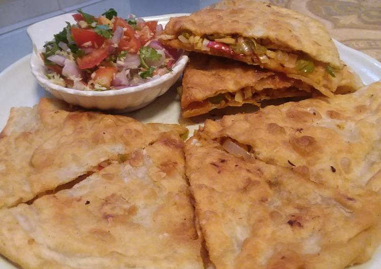 Recipe of Delicious Chicken cheese paratha with (salsa) 🍕🧀🍅