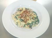 Una foto de pastas con queso gruyere