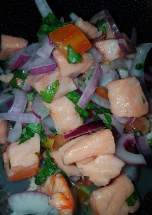 Una foto de Ceviche mixto (salmón-langostino)
