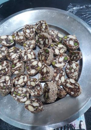 खजूर मेवा रोल(Khajur mewa roll recipe in Hindi) रेसिपी मुख्य फोटो