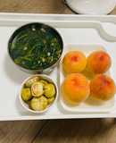 Bữa ăn thường ngày đơn giản Mồng tơi nấu thịt băm, cà muối,đào tráng miệng