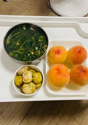Hình của món Bữa ăn thường ngày đơn giảnMồng tơi nấu thịt băm, cà muối,đào tráng miệng.