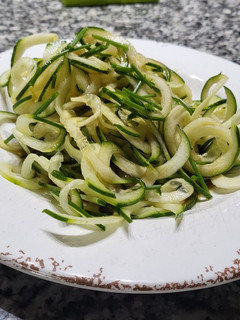 Una foto de Pepino con aderezo
