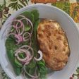 Berenjena rellena con pollo y queso, polvareda con queso parmesano
