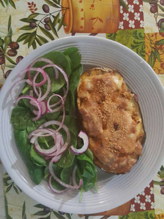 Una foto de Berenjena rellena con pollo y queso, polvareda con queso parmesano