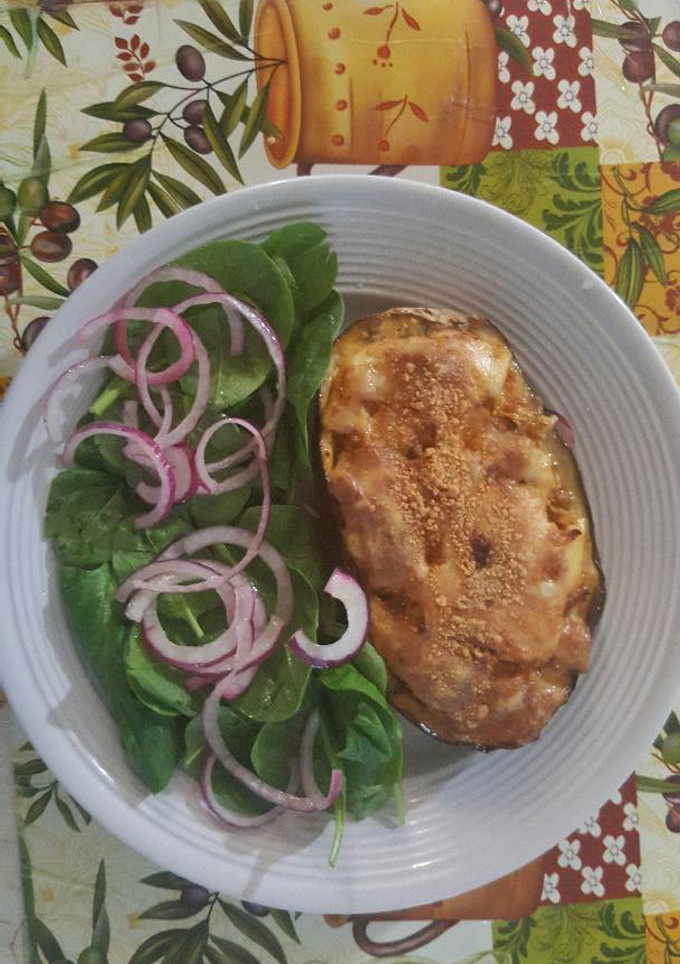 Una foto de Berenjena rellena con pollo y queso, polvareda con queso parmesano