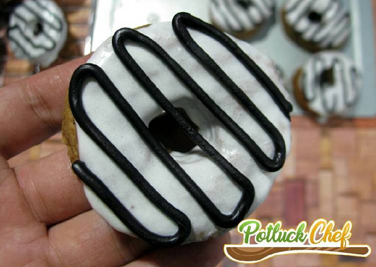 Donat Panggang Icing Sugar & Chocolate Topping