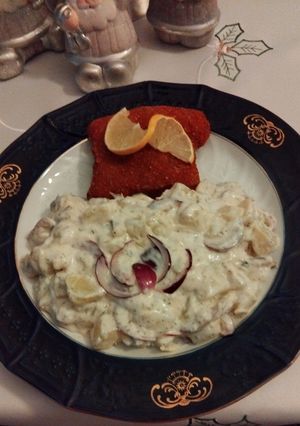 Sajtos, lilahagymás majonézes krumplisaláta, citromlével és hal fűszerrel pácolt Afrikai harcsafilé! recept fotója
