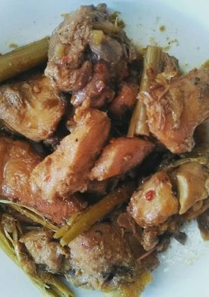 Hình của món Gà kho sả ớt.