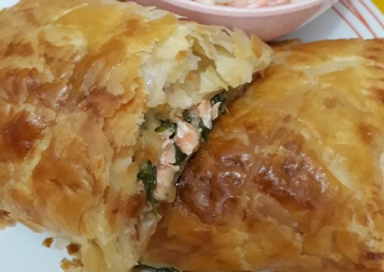 Salmon en Croute (Salmon Spinach Puff Pastry)