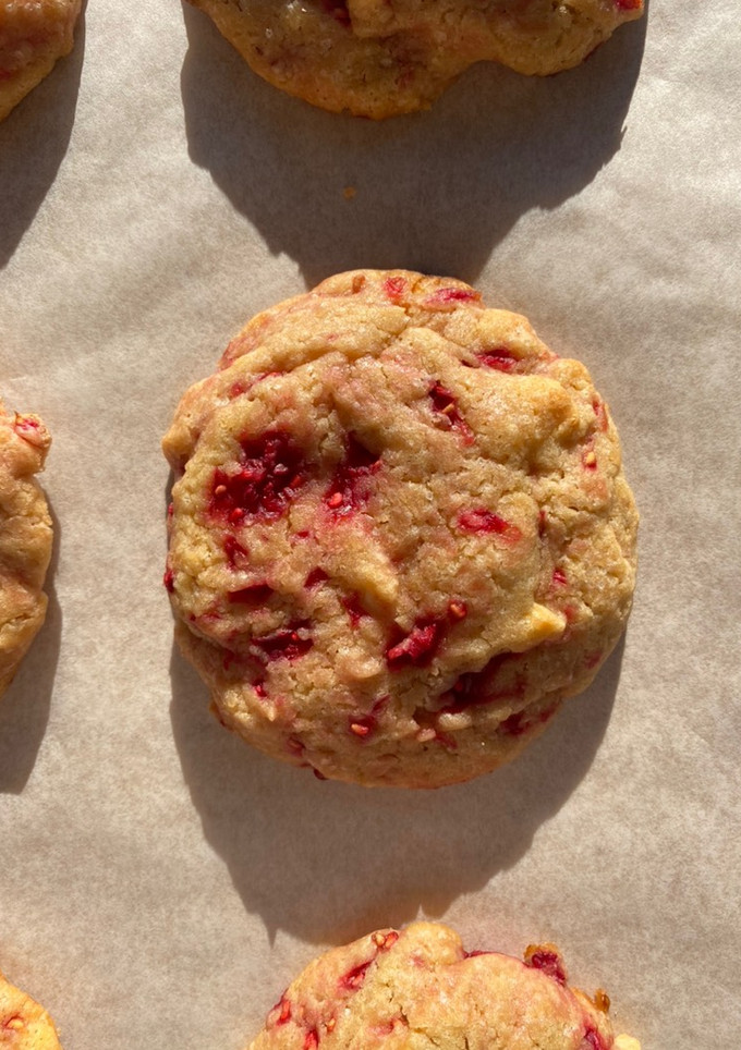 Una foto de Cookies de frambuesa y chocolate blanco