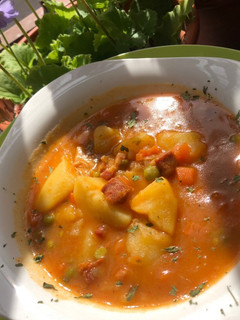 Una foto de Guiso de papas con fondo de frigo! 🥣