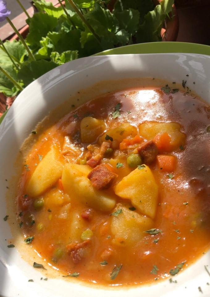 Una foto de Guiso de papas con fondo de frigo! 🥣