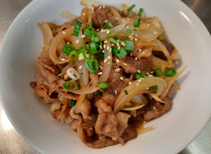 洋蔥炒牛肉（牛丼） 的食譜成品照片
