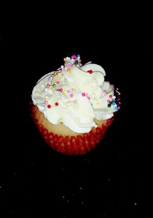 A picture of Vanilla cupcakes and butter icing.
