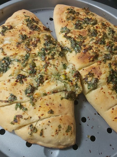સ્ટફ્ડ ચીઝ ગાર્લિક બ્રેડ (Stuffed Cheese Garlic Bread Recipe in Gujarati) રેસીપી મુખ્ય ફોટો
