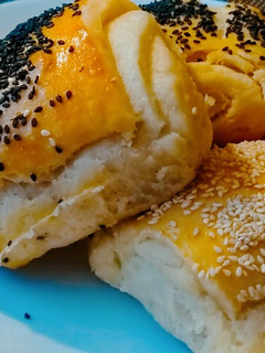Vajas, fehér- fekete szezámmagos párna recept fotója