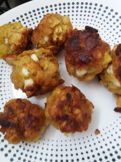 Una foto de Bolones de plátano con queso