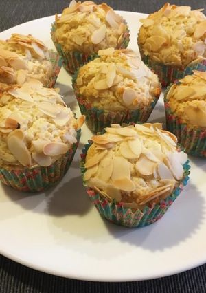 Una foto de Muffins de ricotta, llimona i ametlles 🍋