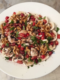 Una foto de Carpaccio de champiñones con nueces y granada