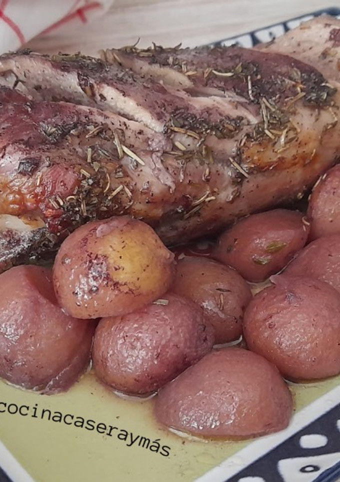 Una foto de Cordero al horno con vino