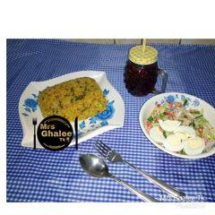 A picture of Jallof din shinkafa da alayyahu da salad.