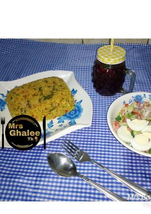 A picture of Jallof din shinkafa da alayyahu da salad.