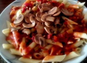 Una foto de Macarrones con Compota de Tomate  y Champiñones