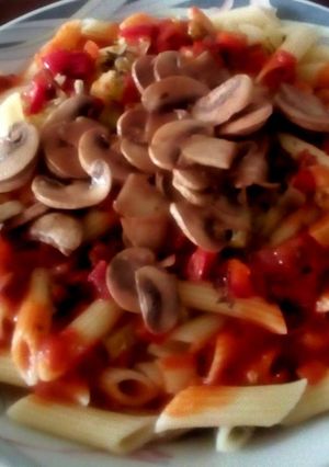 Una foto de Macarrones con Compota de Tomate  y Champiñones
