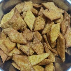 A picture of Namak para.