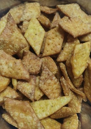 A picture of Namak para.