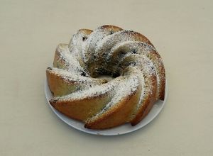 Una foto de Bundt cake de limón y arándanos