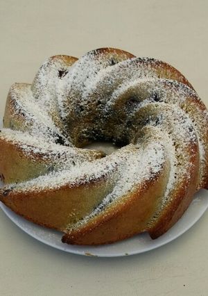 Una foto de Bundt cake de limón y arándanos