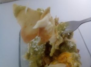 Una foto de Chilaquiles cremosos mañaneros verdes, ¡Demasiado fáciles y buenos para ser reales!