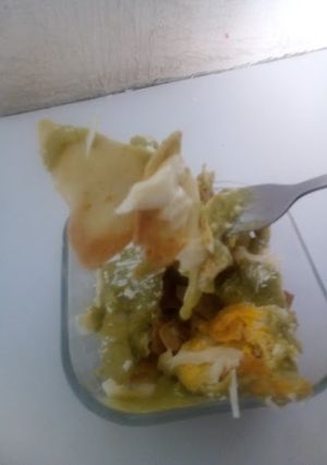 Una foto de Chilaquiles cremosos mañaneros verdes, ¡Demasiado fáciles y buenos para ser reales!