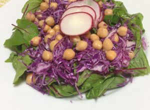 Una foto de Ensalada de garbanzos, repollo rojo