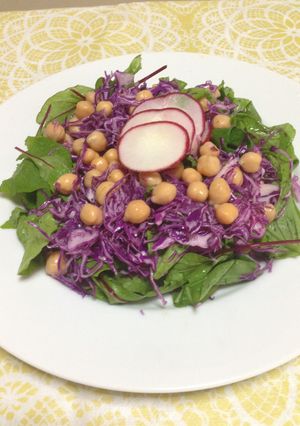 Una foto de Ensalada de garbanzos, repollo rojo