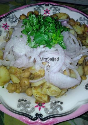 A picture of Chatpaty alu chohlay.