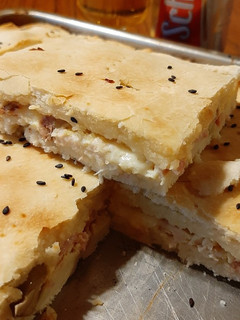 Una foto de Tarta de jamón y queso con masa casera