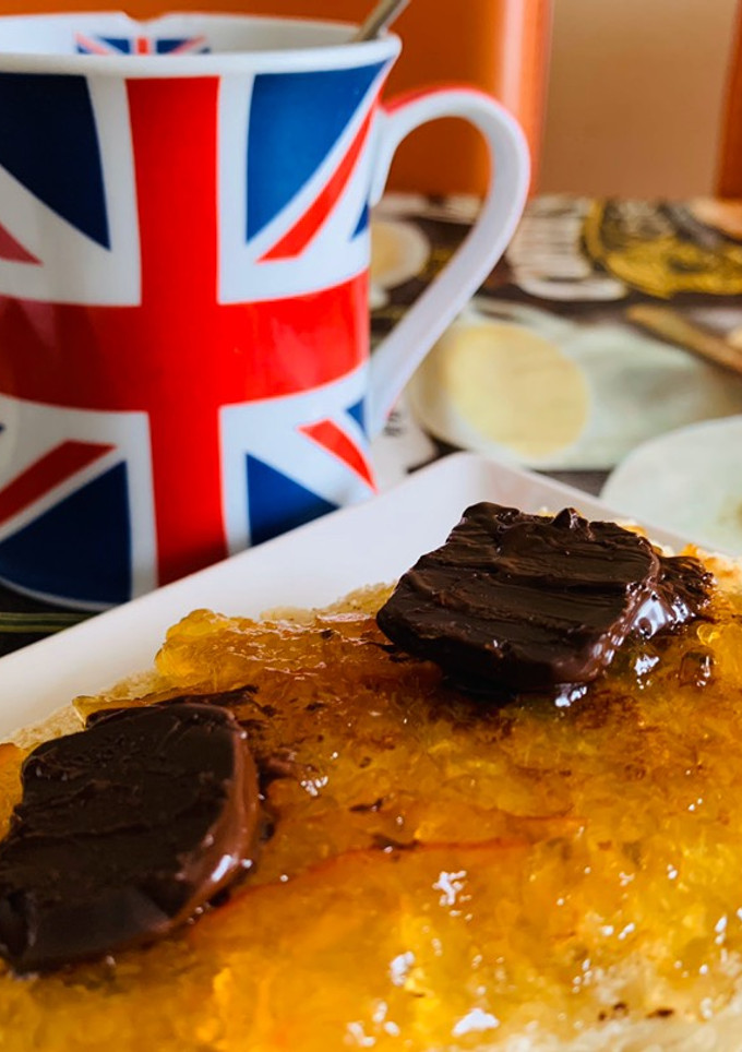 Una foto de Desayuno continental ☕️🍊🍫