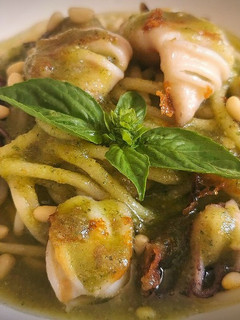 Una foto de Chipirones con Espaguetis al Pesto