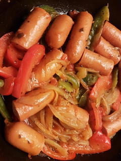 Una foto de Salchichas con Pimientos y Cebolla