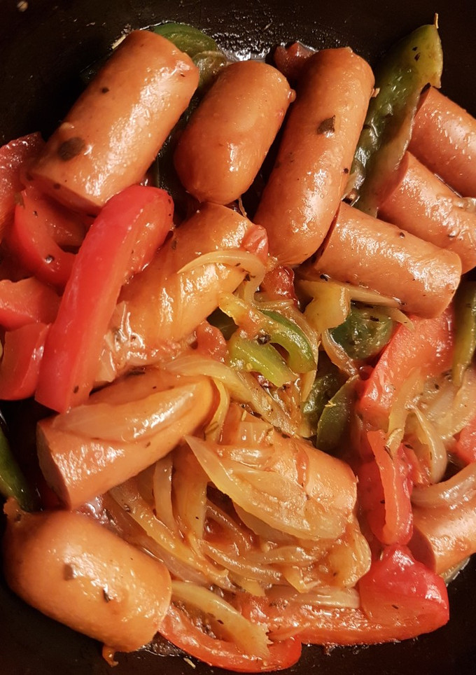 Una foto de Salchichas con Pimientos y Cebolla