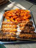 Kebabs a la Parrilla con Boniatos Caramelizados al Disco